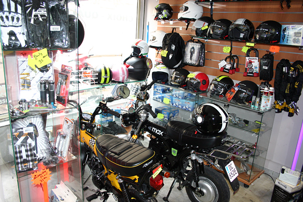 Magasin d'accessoires et d'équipements pour les motos en homme et